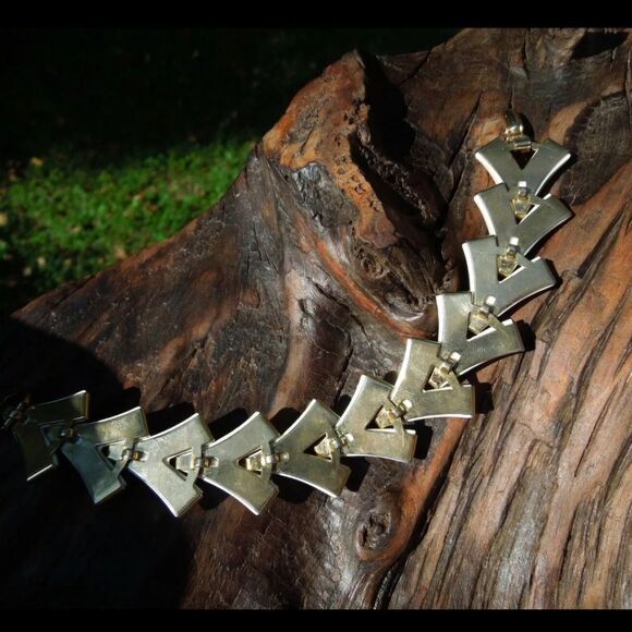 Mid Century Modern Crown Trifari White and Gold Tone Chevron Bracelet7 7 1/4 - Picture 12 of 14